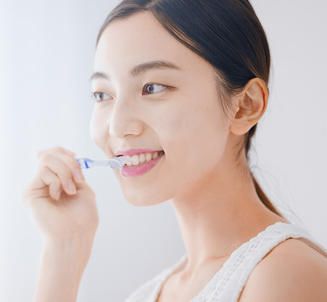 歯を磨く女性