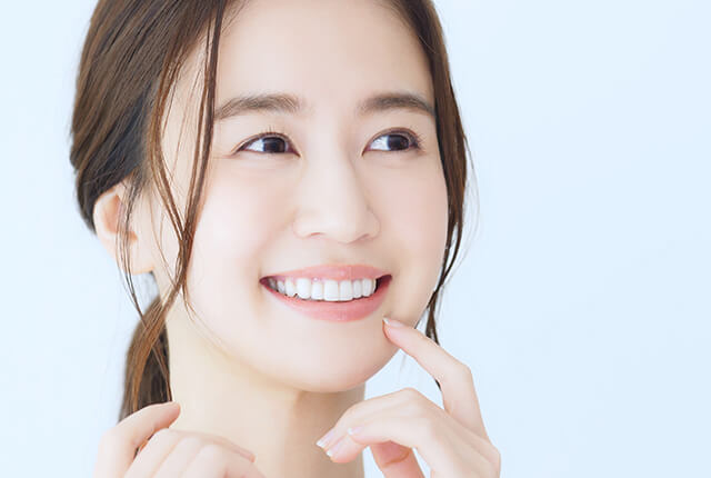 笑顔の白い歯の女性