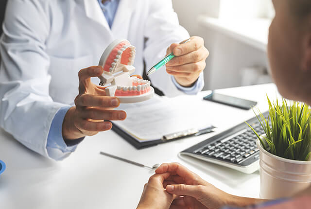 歯科医師が入れ歯の説明をしている様子