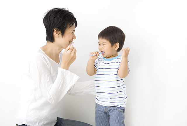 母親と子供が一緒に歯を磨いている様子