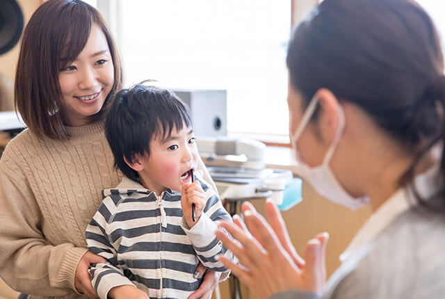 子供が歯を磨いている様子