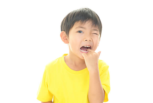 口を開いている子供